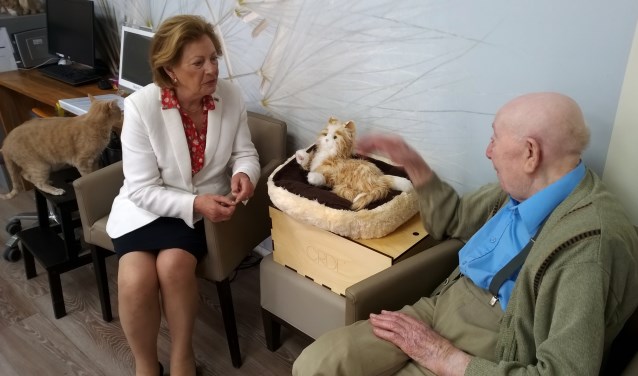 CDA-Kamerlid Lenny Geluk in gesprek met Kees Vlietland in een woongroep in De Vliedberg.