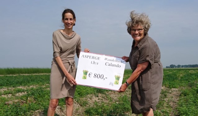 Janneke Koningswoud krijgt de cheque overhandigd.