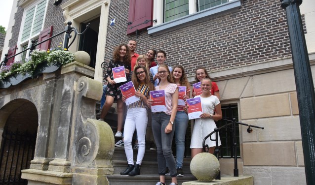 De leerlingen met hun certificaat. Op de achtergrond docent Matthijs Guijt.