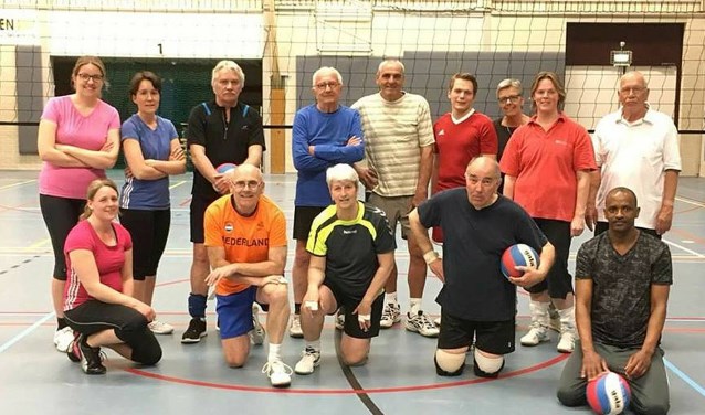 Jaap Lodder ( in het blauwe shirt) temidden van zijn teamgenoten tijdens zijn afscheidsavond.