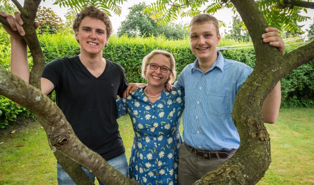 Finn en George met moeder Müller op Prinsenhof. Foto: Wim van Vossen Fotografie