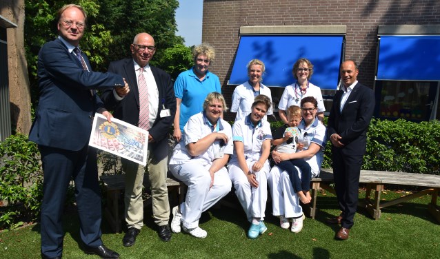 De officiële overhandiging vindt plaats in de tuin van de Kinderafdeling. Eén van de patiëntjes mocht hierbij aanwezig zijn.