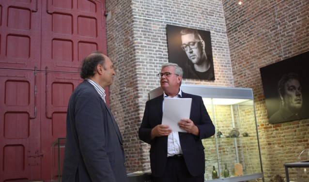 Wethouder Peter Feller (rechts) overhandigt de tweede Goereese beiaardbundel aan Leo Samama van de Nederlandse Klokkenspel-Vereniging.