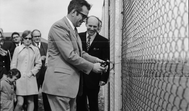 Op deze archieffoto opent burgemeester Van Es het onderkomen voor de Tennisvereniging. Dit was in april 1970.