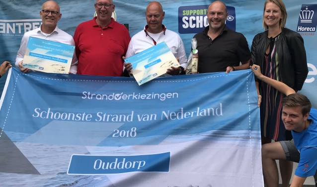Henk Stel (teamleider buitendienst), Leen Breeman (teamleider buitengroepen district Oost en West), Huib Klink (opzichter district West), Arend-Jan van der Vlugt (wethouder) en Hélène (Stichting Nederland Schoon).
