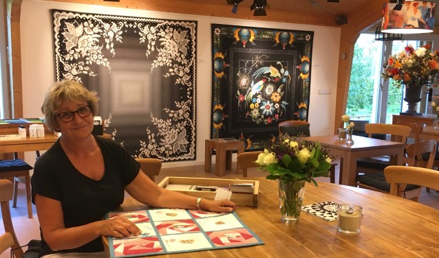 Marianne Knöps tijdens de expositie.