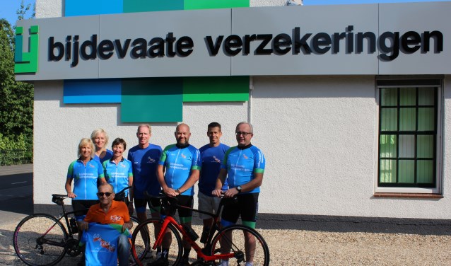 GO 4 KiKa. Gehurkt: KiKa Kees Witte. Voorste rij fietsers in de lichtblauwe tenues v.l.n.r.: Annet Albrechts, Liesbeth van Ast, Edwin van Os en William Pijl. Achterste rij in donkerblauwe shirts v.l.n.r.; Jolanda Pijl (verzorging), Jaap van Ast (chauffeur/verzorging) en John Albrechts (teamcaptain/chauffeur)?.