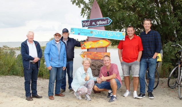 De Bommelbeachboys en de Bommelse Dorpsraad samen met Alize Mulder.