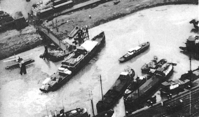 Hulpschepen in de haven van Middelharnis. (Archieffoto uit Gebroken Dijken)