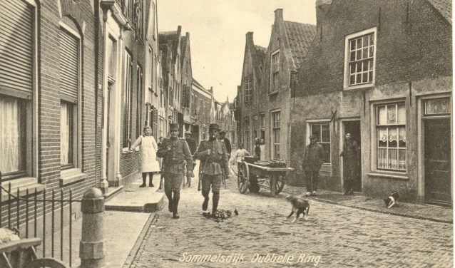 Gemobiliseerde soldaten tijden 1914-1918 in de Sint Joris Doelstraat te Sommelsdijk.
