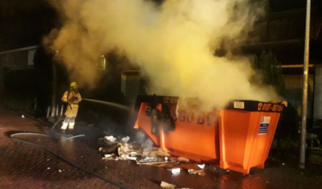 De brand in de container in de ds. Wentinckstraat wordt geblust.