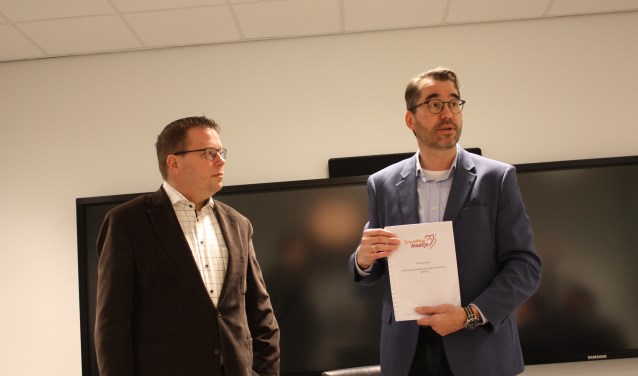 Voorzitter Jan-Kees Wielhouwer overhandigt het startdocument aan wethouder Berend Jan Bruggeman.
