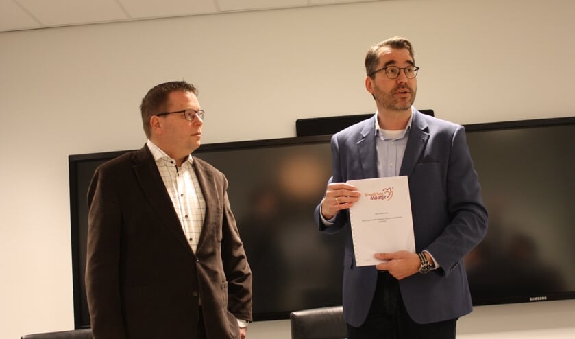 Voorzitter Jan-Kees Wielhouwer overhandigt het startdocument aan wethouder Berend Jan Bruggeman.