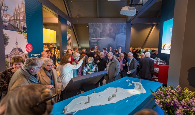 Grote belangstelling voor de interactieve tafel. (Foto: Wim van Vossen Fotografie)