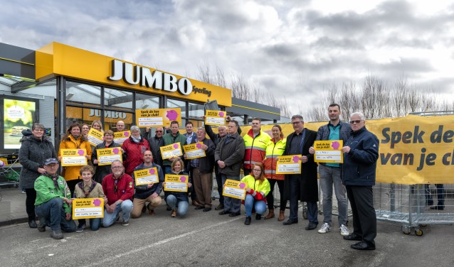 De cheques zijn met veel enthousiasme in ontvangst genomen door de verenigingen. Foto: Jaap Peeman