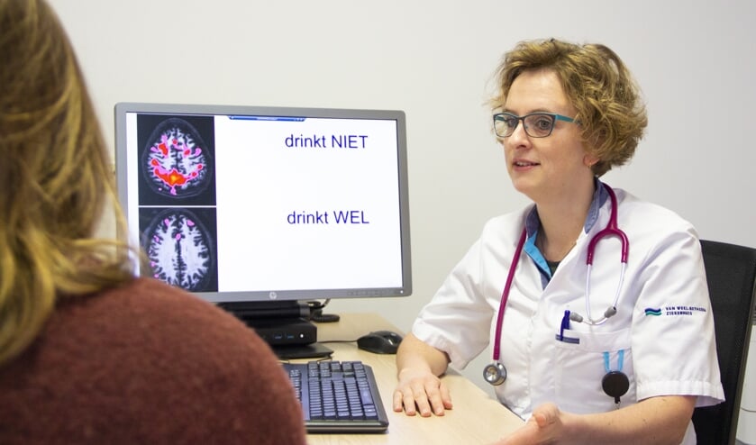 Kinderarts Marieke Bax geeft uitleg over de gevolgen van het drinken van alcohol aan een jonge patiënt.