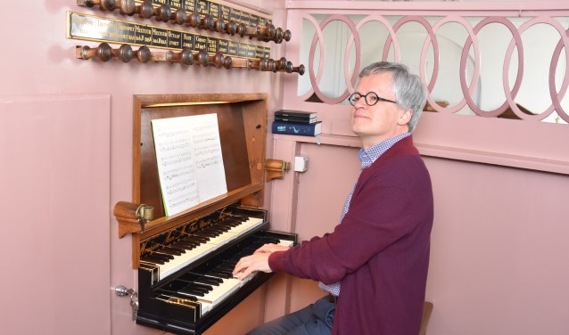Paul Kieviet aan de speeltafel van het orgel in Sommelsdijk.