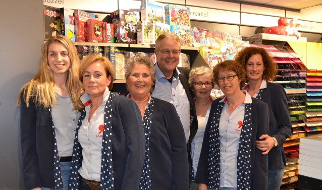 Peter en Angelina van de Langkruis te midden van hun team.