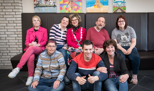 MIDDELHARNIS - Burgemeester Ada Grootenboer ontvangt de clienten van Zuidwester, Felicia Buitendijk, Joyce Becker, Sonja Beukema, burgemeester Grootenboer, Robin Schaaf, Ronald van Klaveren, Sarette Bakelaar (docent) en Roxanne Scheffer.