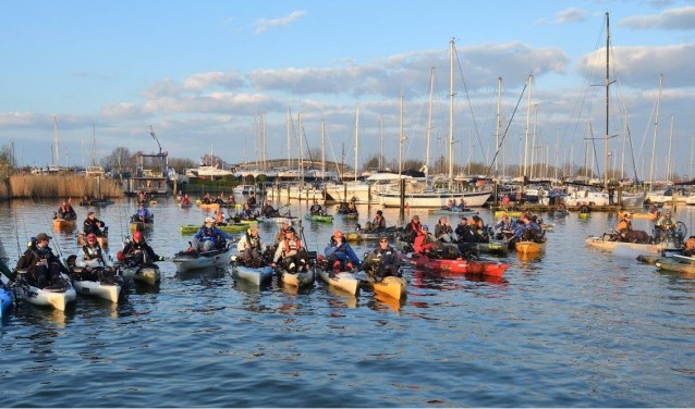 Deelnemers aan eerste Kayakcentre Fishing Tournament.