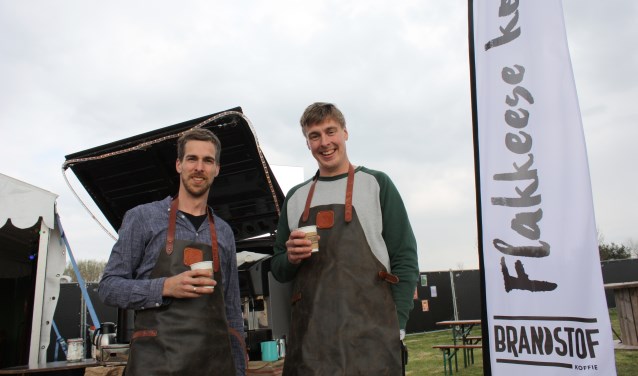 Jan (links) en Joost Meijerink verkochten koffie op de Flakkeese Dagen.