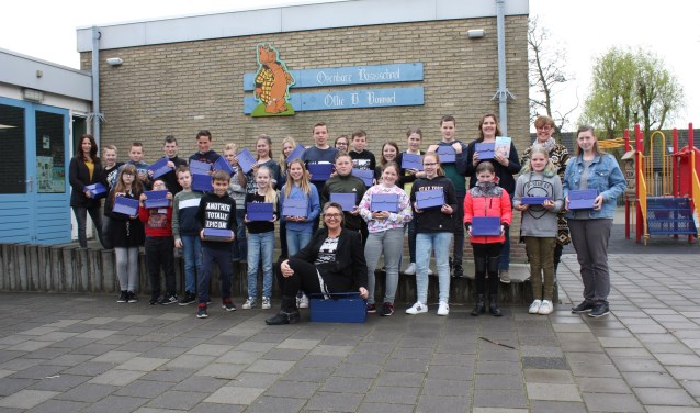 De scholieren (groep 7/8) van de Ollie B. Bommelschool hebben zojuist hun gereedschapskistje ontvangen.