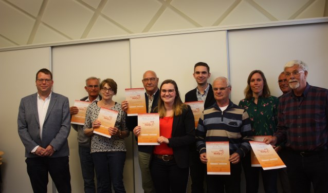 De opgeleide schuldhulpmaatjes ontvingen hun certificaat van bekwaamheid. Links: wethouder Bruggeman.