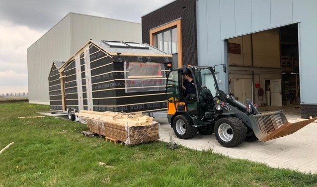 Aannemer Kees Meijer rijdt het tiny house naar buiten.
