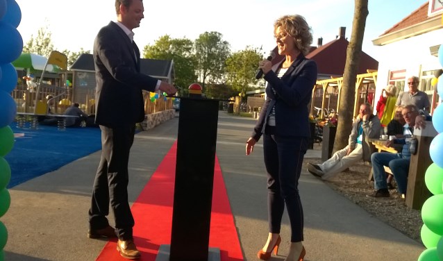 Burgemeester Grootenboer en parkmanager Hoogwerf stellen het spetterbad in bedrijf.