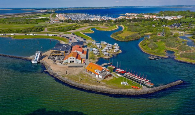 De start en finish van de triatlon is bij het Zeil- en Surfcentrum Brouwersdam.