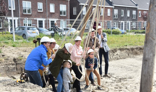 Wethouder Daan Markwat (rechts) en toekomstige bewoners van Thuishaven slaan de eerste paal.