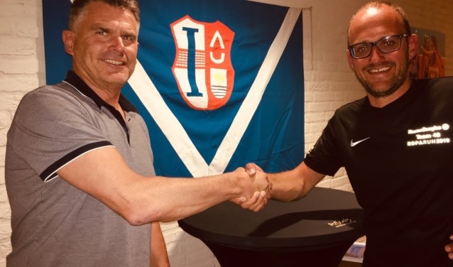 Voorzitter Paul van Beveren wens Martin (r) succes vanuit het eigen clubhonk in de Staver.