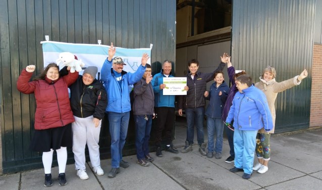 Jabin van der Velde overhandigt de cheque aan fam. Kooijman.