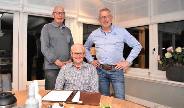 Ies Hartog (links), Adrie Kom (midden) en Kees Lambert zetten zich in voor de leefbaarheid in Oude-Tonge.