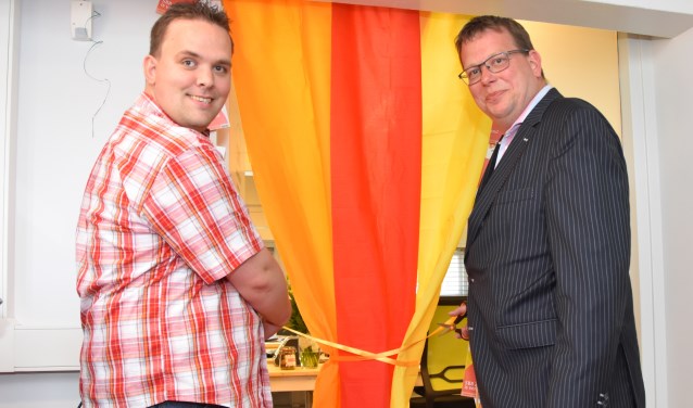 Wethouder Berend-Jan Bruggeman en Michael staan gereed voor de openingshandeling van het kantoor van SBB Zomerland.