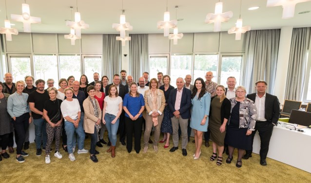 De nieuwe 27 zorgaanbieders hebben het zorgcontract samen met de gemeente Goeree-Overflakkee ondertekend.