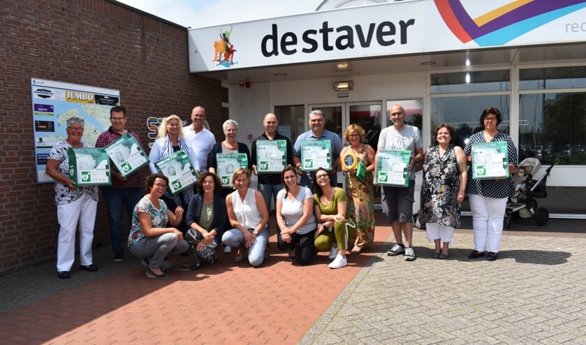 Vertegenwoordigers van de nieuwe locaties met de buitenkasten, vooraan de dames van Ladies Circle Goeree-Overflakkee.
