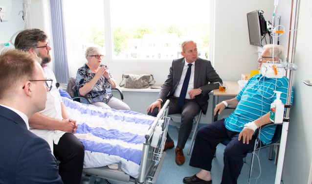 Kees van der Staaij sprak met de Raad van Bestuur, geriater Arends en oudere patiënten. Foto: CuraMare