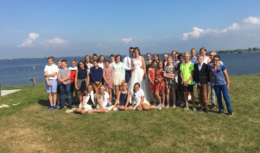 Het prachtige bruidspaar samen met groep 8!