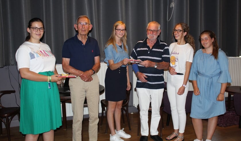 De leerlingen van de Prins Maurits die het boekje overhandigen aan de heren Buijze (links) en Klos. Zij hebben meegewerkt aan het boekje.