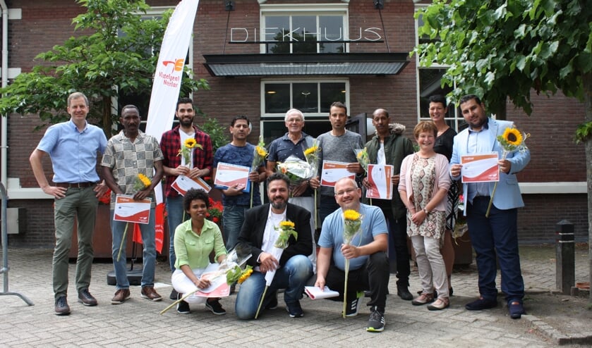 De VIP-cursisten poseren met hun certificaat.