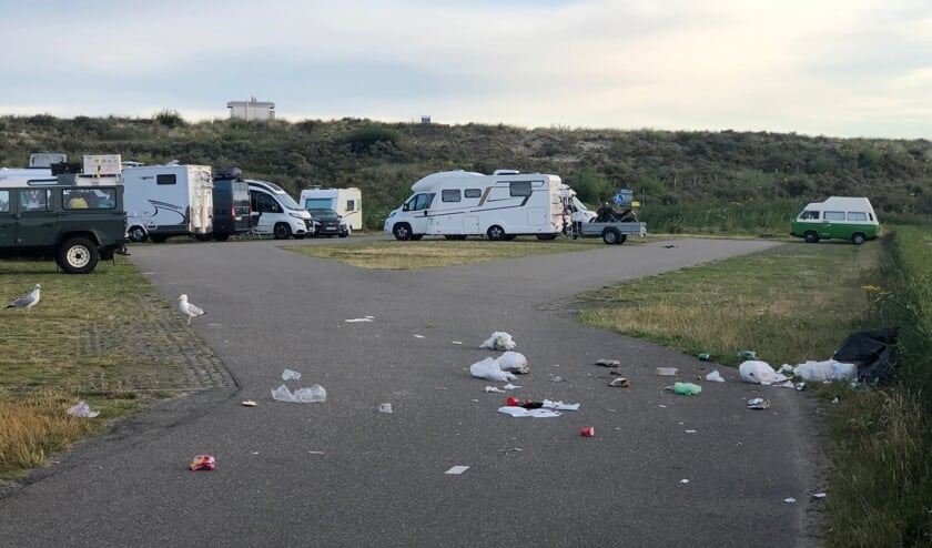Op het parkeerterrein aan de Noordweg zorgden kampeerders vorige week voor veel rommel.