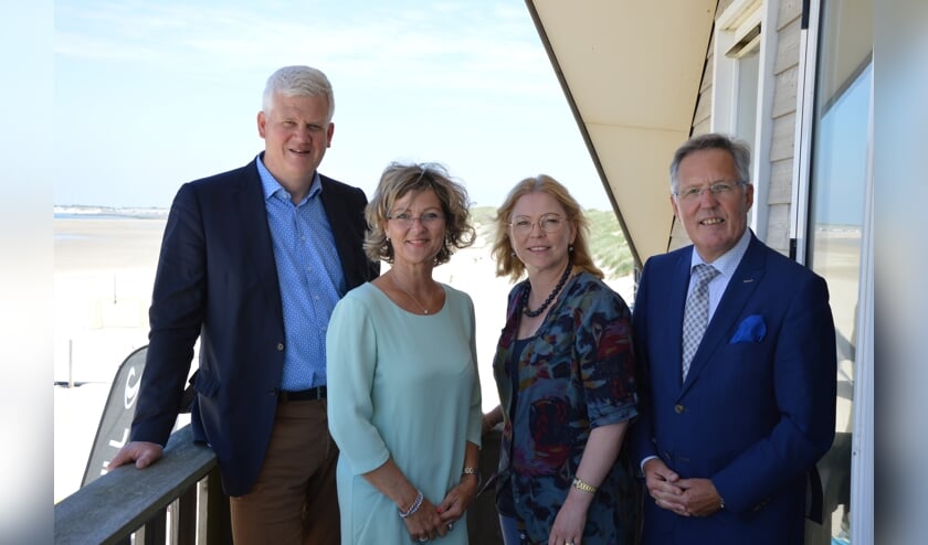 V.l.n.r. Kamerlid Van Dam, burgemeester Grootenboer (G-O), Kamerlid Van Toorenburg, burgemeester Rabelink (S-D).