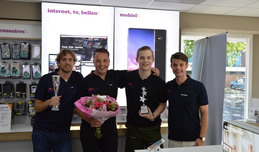 Huub Verkaik (tweede van links) met enkele personeelsleden.