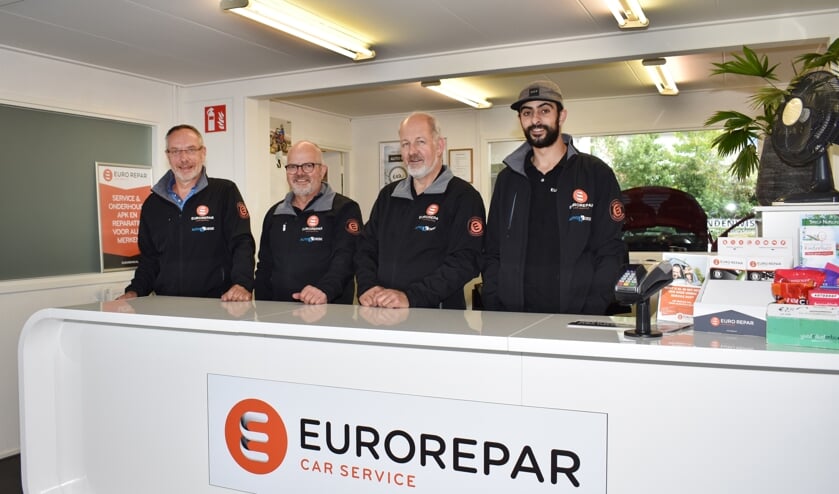 Het team van Auto Koese, met links vestigingsmanager Bert van Biert.