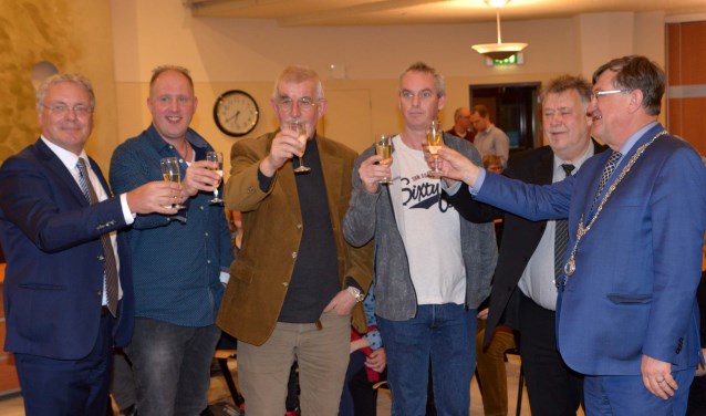 Joris Rooijendijk, Harry van den Bergh, Jan Willem van Dijk en Jan van den Elzen proosten met wethouder Overmans en burgemeester Hellegers. | Fotonummer: 3c745e