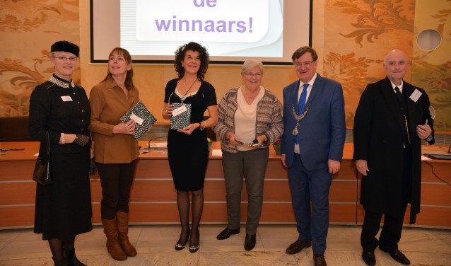 vlnr: Jeanne van der Leest, Ellie Kuitert Adam, Angelique Ackerschott, Fien Boddaert, Burgemeester Hellegers, Chris van Haandel. | Fotonummer: 64ba25