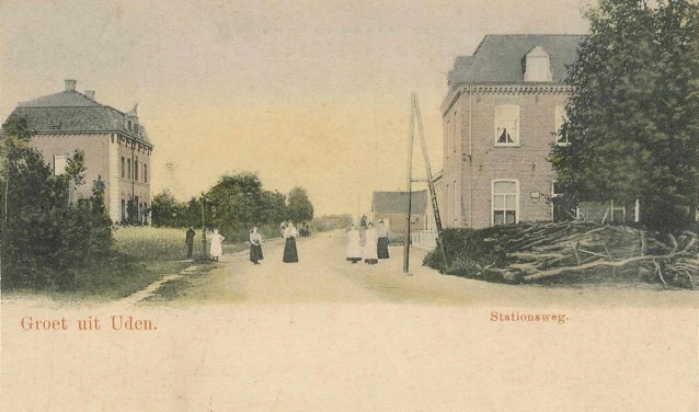 De Prior van Milstraat met links de nog steeds bestaande villa van destijds Schoenmakers (voor de brand in 1906 dus met zolder) en rechts hotel Wijsbek waar Nimrod resideerde. (foto Stichting Het Uden-archief van Bressers) | Fotonummer: 1c10dd