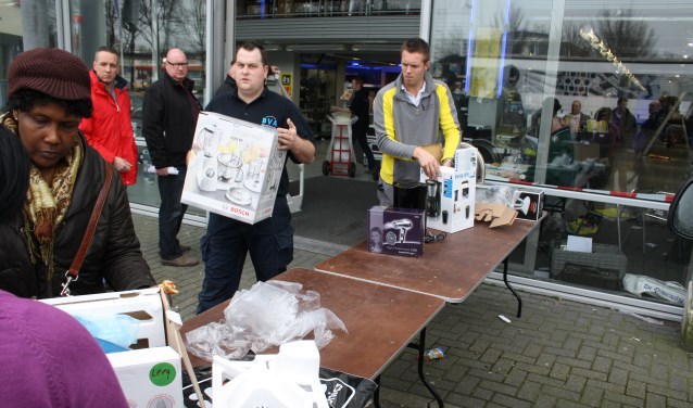 Met allerlei spullen gingen de koopjesjagers in maart 2011 naar buiten. De spullen werden volgens inschriving verkocht. Foto: De Leydenaer.
