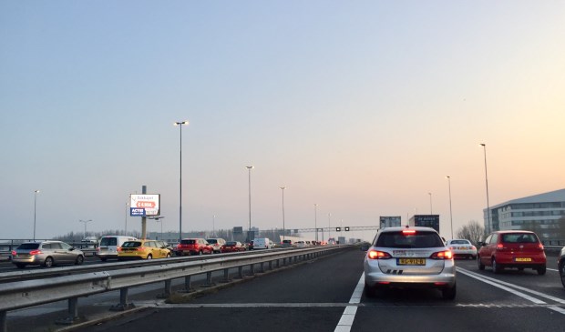 Dagelijkse file op de A4 bij Leiden, deze foto is gemaakt om 7 uur ´s ochtends. Foto: De Leydenaer.